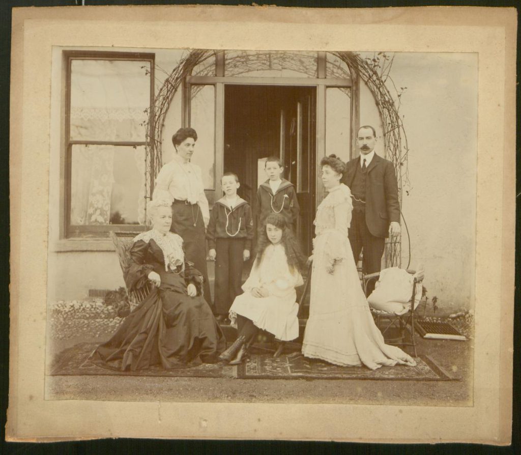[RCSI_HCR_11_04_02 – Robinson Family Portrait]